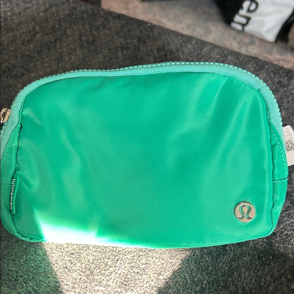 Lululemon NWT PARADISE Green belt bag.  Silver hardware.